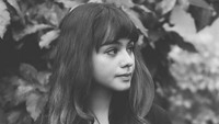 Penampilan Sahila dengan poni straight fringe dengan panjang sampai alis mata untuk menyempurnakan gaya rambut tergerai, namun di bagian ujung rambut dibiarkan tetap curly. Dok. Instagram/sahilahisyam