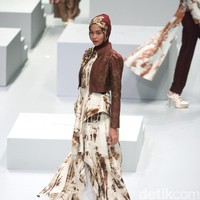 Koleksi terbaru dari Dian Pelangi yang mengusung tema Originality is a by Product of Sincerity di Indonesia Fashion Week 2017. Jakarta Convention Center. Senayan. Jakarta. [Foto: Mohammad Abduh/Wolipop]