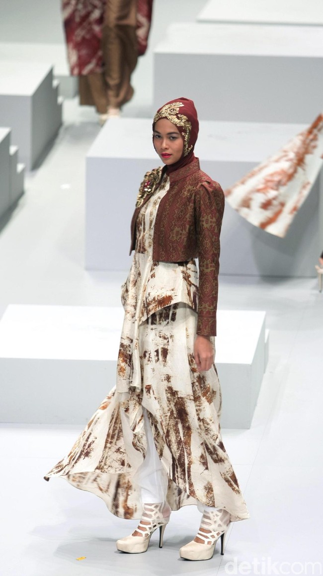 Koleksi terbaru dari Dian Pelangi yang mengusung tema Originality is a by Product of Sincerity di Indonesia Fashion Week 2017. Jakarta Convention Center. Senayan. Jakarta. [Foto: Mohammad Abduh/Wolipop]