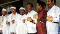 Wiranto, Habib Rizieq, Bachtiar Nasir, serta tokoh yang hadir lainnya foto sambil bergandengan tangan.