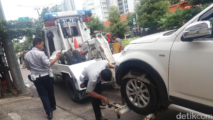 Parkir Liar, 28 Mobil Diderek Petugas Dishub Jakbar