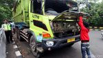 Truk yang Terguling di Flyover UI Dievakuasi
