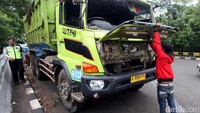 Kaca depan mobil tersebut pecah.