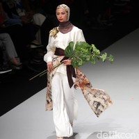 Koleksi terbaru dari Dian Pelangi yang mengusung tema Originality is a by Product of Sincerity di Indonesia Fashion Week 2017. Jakarta Convention Center. Senayan. Jakarta. [Foto: Mohammad Abduh/Wolipop]