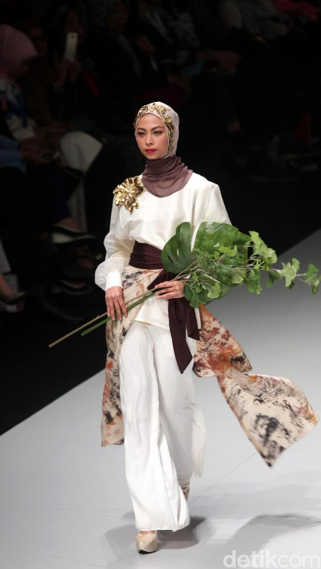 Koleksi terbaru dari Dian Pelangi yang mengusung tema Originality is a by Product of Sincerity di Indonesia Fashion Week 2017. Jakarta Convention Center. Senayan. Jakarta. [Foto: Mohammad Abduh/Wolipop]