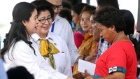 Menko PMK Puan Maharani menyerahkan bantuan bagi masyarakat Ambon berupa Kartu Indonesia Sehat (KIS), Program Keluarga Harapan (PKH), dan Pemberian Makanan Tambahan (PMT) bagi balita dan ibu hamil di Desa Rumah Tiga, Kec Teluk Ambon, Pantai Wailela, Rabu (8/2/2017). Pool/dok Kemenko PMK.