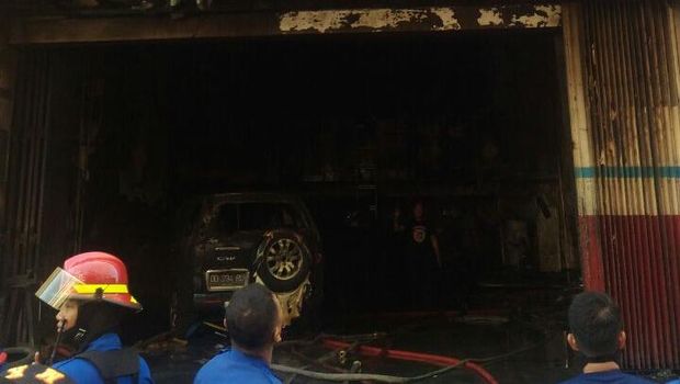4 Mobil dan 2 motor hangus terbakar.