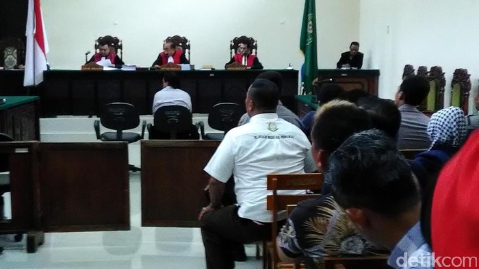 Sidang Ditunda, Dimas Kanjeng Bingung Pengacaranya Tak Hadir