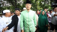 Agus dan Sylvi saat tiba di lokasi acara. Keduanya hadir dengan memakai setelan baju muslim berwarna hijau.