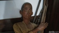 Traveler bisa melihat dari dekat seperti apa boneka makam yang asli. Dibuat mirip dengan sang punya makam, mata boneka ini terlihat hidup (Bonauli/detikTravel)