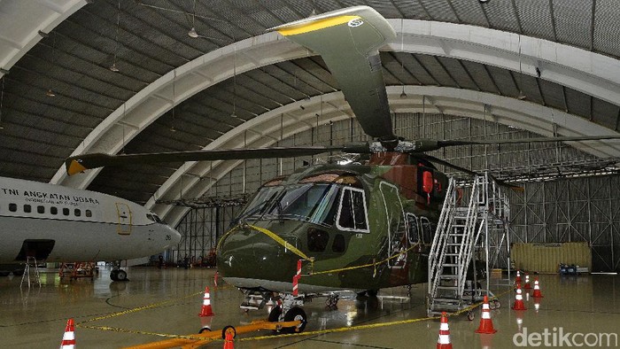 Panglima TNI membatalkan pengadaan Helikopter AgustaWestland AW-101 setelah menuai kontroversi. Meski begitu, heli buatan Inggris itu ternyata sudah tiba di Indonesia.