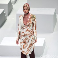 Koleksi terbaru dari Dian Pelangi yang mengusung tema Originality is a by Product of Sincerity di Indonesia Fashion Week 2017. Jakarta Convention Center. Senayan. Jakarta. [Foto: Mohammad Abduh/Wolipop]