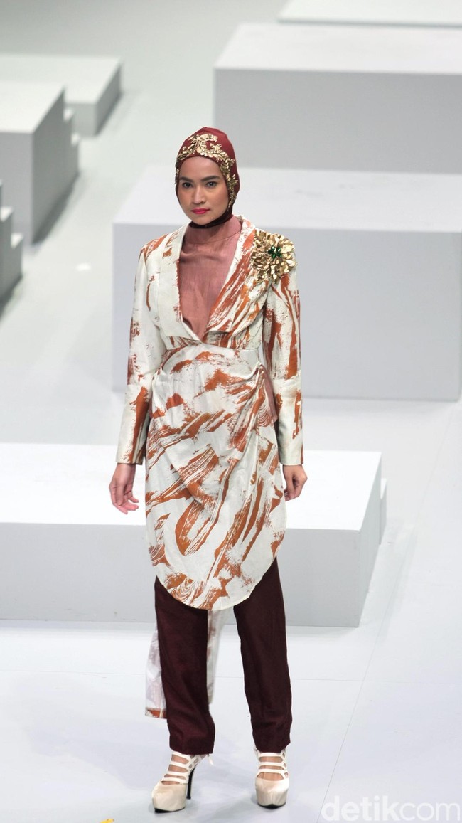 Koleksi terbaru dari Dian Pelangi yang mengusung tema Originality is a by Product of Sincerity di Indonesia Fashion Week 2017. Jakarta Convention Center. Senayan. Jakarta. [Foto: Mohammad Abduh/Wolipop]