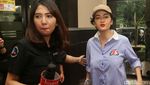 Gaya Julia Perez dan Nikita Mirzani Saat Sambangi Polres