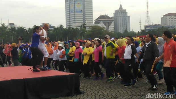 Saat Sumarsono dan Pegawai Pemprov DKI 'Goyang' Bersama di Monas