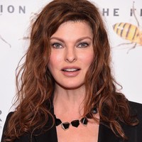 Ini Linda Evangelista, supermodel yang terkenal di era 90-an. Di usia 53 tahun, kecantikan Linda tak memudar. Kulitnya pun masih kencang dan bersinar.   Foto: Getty Images