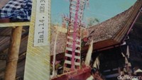 Ternyata bendera orang Toraja hampir sama dengan bendera Indonesia. Dibuat dengan warna merah dan putih, bendera Ba Te menjadi ciri dari orang Toraja. Bedanya bendera ini berukuran horisontal dan terbuat dari kayu (Bonauli/detikTravel)