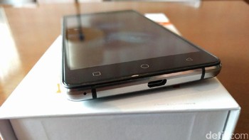Di sektor dapur pacu, ponsel ini dilengkapi dengan prosesor quad core 1,3 GHz, RAM 1 GB, sistem operasi Android 6.0 (Foto: detikINET/Muhammad Alif Goenawan)