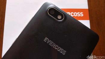 Untuk mengakomodir kebutuhan fotografi, Evercoss menyematkan kamera utama 8 MP dan kamera depan 5 MP. Baik kamera utama maupun depan sudah dilengkapi dengan lampu flash. (Foto: detikINET/Muhammad Alif Goenawan)