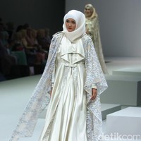 Koleksi Errin Ugaru di Indonesia Fashion Week 2017. Jakarta Convention Center. Senayan. Jakarta. [Foto: Mohammad Abduh/Wolipop]