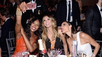 Tentunya acara tersebut kurang lengkap tanpa mengabadikan momen dengan berfoto bersama. Dimitrios Kambouris/Getty Images/detikFoto.