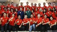 Menpora Imam Nahrawi dan Ketua Umum Komite Olimpiade Indonesia (KOI) Erick Thohir foto bersama Kontingen Indonesia untuk Asian Winter Games 2017.