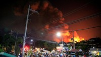 Sejumlah warga Manila, Filipina, nampak berlarian menyelamatkan diri saat terjadi kebakaran pada Rabu (8/2/2017). REUTERS/Romeo Ranoco.