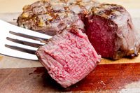 Bukan Darah, Ini Alasan Cairan dalam Steak Berwarna Merah