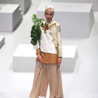 Koleksi terbaru dari Dian Pelangi yang mengusung tema Originality is a by Product of Sincerity di Indonesia Fashion Week 2017. Jakarta Convention Center. Senayan. Jakarta. [Foto: Mohammad Abduh/Wolipop]