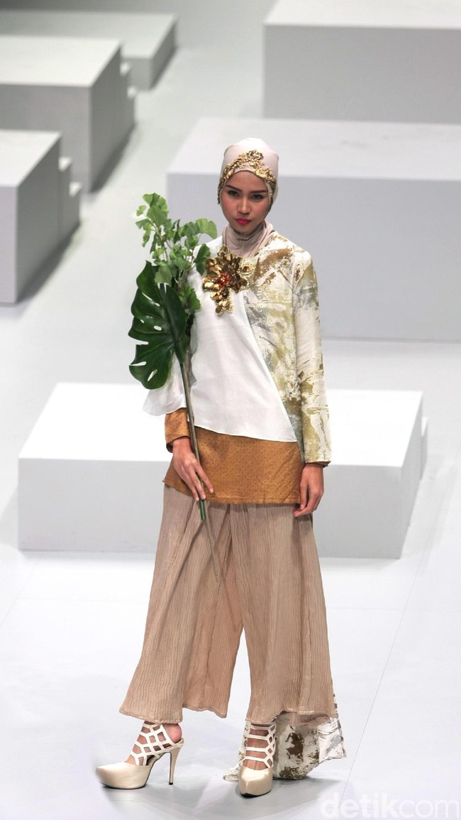 Koleksi terbaru dari Dian Pelangi yang mengusung tema Originality is a by Product of Sincerity di Indonesia Fashion Week 2017. Jakarta Convention Center. Senayan. Jakarta. [Foto: Mohammad Abduh/Wolipop]