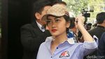 Gaya Julia Perez dan Nikita Mirzani Saat Sambangi Polres