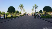 Begitu melewati gerbang, traveler akan disambut dengan air mancur cantik yang berada di tengah monumen. Ada juga Gong Perdamaian Dunia yang berasal dari Indonesia yang bisa traveler lihat di sini (Ahmad Masaul/detikTravel)