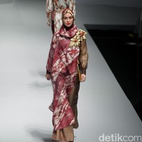 Koleksi terbaru dari Dian Pelangi yang mengusung tema Originality is a by Product of Sincerity di Indonesia Fashion Week 2017. Jakarta Convention Center. Senayan. Jakarta. [Foto: Mohammad Abduh/Wolipop]