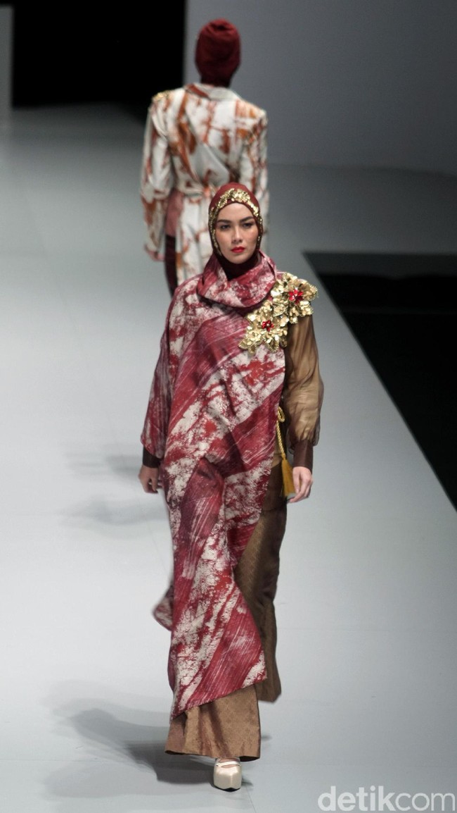 Koleksi terbaru dari Dian Pelangi yang mengusung tema Originality is a by Product of Sincerity di Indonesia Fashion Week 2017. Jakarta Convention Center. Senayan. Jakarta. [Foto: Mohammad Abduh/Wolipop]
