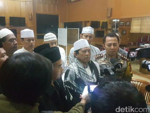 Kapolres Cimahi AKBP Ade Ary Syam Indradi bertemu dengan ulama di Mapolres, Kamis 9 Februari 2017. Mereka sepakat melarang warga pergi ke Jakarta untuk ikut aksi 112.