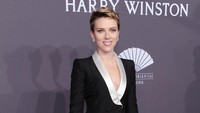 Ia tampil seksi tanpa bra dengan setelan hitam yang menunjukan belahan dadanya tersebut. Craig Barritt/Getty Images for FIJI Water