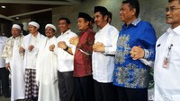 Wiranto, Habib Rizieq, dan Bachtiar Nasir juga melempar senyuman.