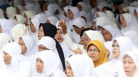 Seorang jemaah mengacungkan jari telunjuknya di sela-sela acara.