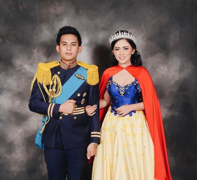 Pernikahan Rachel Vennya dan Niko Al Hakim disebut-sebut sebagai pernikahan selebgram paling menghebohkan pada 2017. Pada pesta pernikahannya itu, keduanya sampai mengundang penyanyi hits Raisa untuk memeriahkan acaranya. Kala itu Rachel Vennya sendiri tampil bak Cinderella dengan ball gown berwarna putih yang dapat menyala. Namun pernikahan tersebut berakhir dengan perceraian pada 2021. Foto: Instagam Rachel Vennya