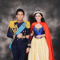 Pernikahan Rachel Vennya dan Niko Al Hakim disebut-sebut sebagai pernikahan selebgram paling menghebohkan pada 2017. Pada pesta pernikahannya itu, keduanya sampai mengundang penyanyi hits Raisa untuk memeriahkan acaranya. Kala itu Rachel Vennya sendiri tampil bak Cinderella dengan ball gown berwarna putih yang dapat menyala. Namun pernikahan tersebut berakhir dengan perceraian pada 2021. Foto: Instagam Rachel Vennya