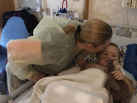 Elizabeth mencium Miles yang sedang menjalani masa pemulihan (Foto: Facebook/Team Ryan)