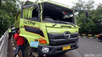 Truk yang terguling di jalur menuju Pasar Minggu itu berhasil dievakuasi.