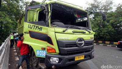 Truk yang Terguling di Flyover UI Dievakuasi