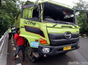 Truk yang Terguling di Flyover UI Dievakuasi