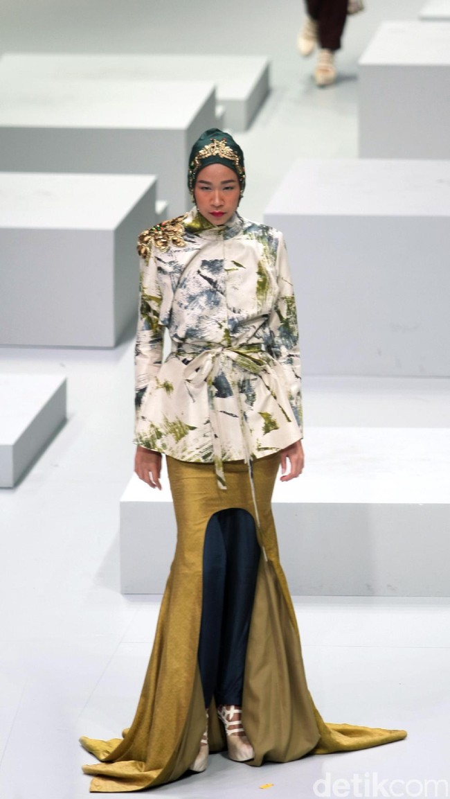 Koleksi terbaru dari Dian Pelangi yang mengusung tema Originality is a by Product of Sincerity di Indonesia Fashion Week 2017. Jakarta Convention Center. Senayan. Jakarta. [Foto: Mohammad Abduh/Wolipop]