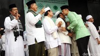 Agus menyalami jemaah.