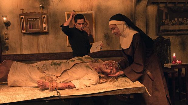 Alfonso Herrera, Si Pendeta Penyelamat di Serial 'The Exorcist'