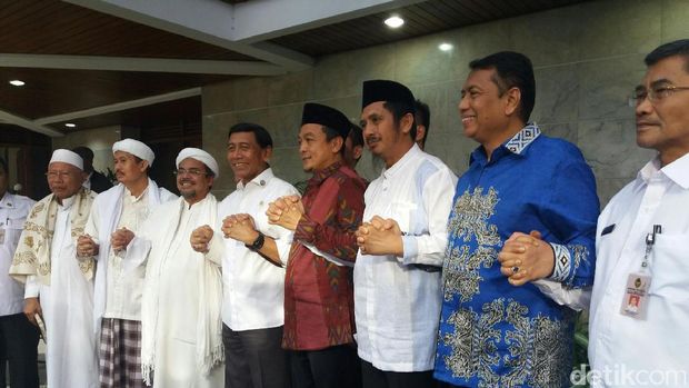 Momen Saat Habib Rizieq, Bachtiar Nasir dan Wiranto 