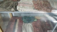 Ini adalah baju peninggalan milik leluhur yang masih disimpan dengan baik. Semuanya lengkap dan masih terjaga dengan baik (Bonauli/detikTravel)
