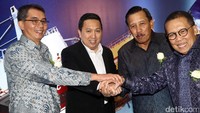 (Ki-ka) Direktur Utama PT Nusantara Pelabuhan Handal Paul Krisnadi, pemegang saham pengendali perseroan Boy Tohir, Komisaris Utama PT Nusantara Pelabuhan Handal Agus Suhartono, dan Komisaris PT Nusantara Pelabuhan Handal Eddy Kuntadi menyatukan tangan saat melakukan penawaran saham umum perdana di Jakarta, Kamis (9/2/2017).